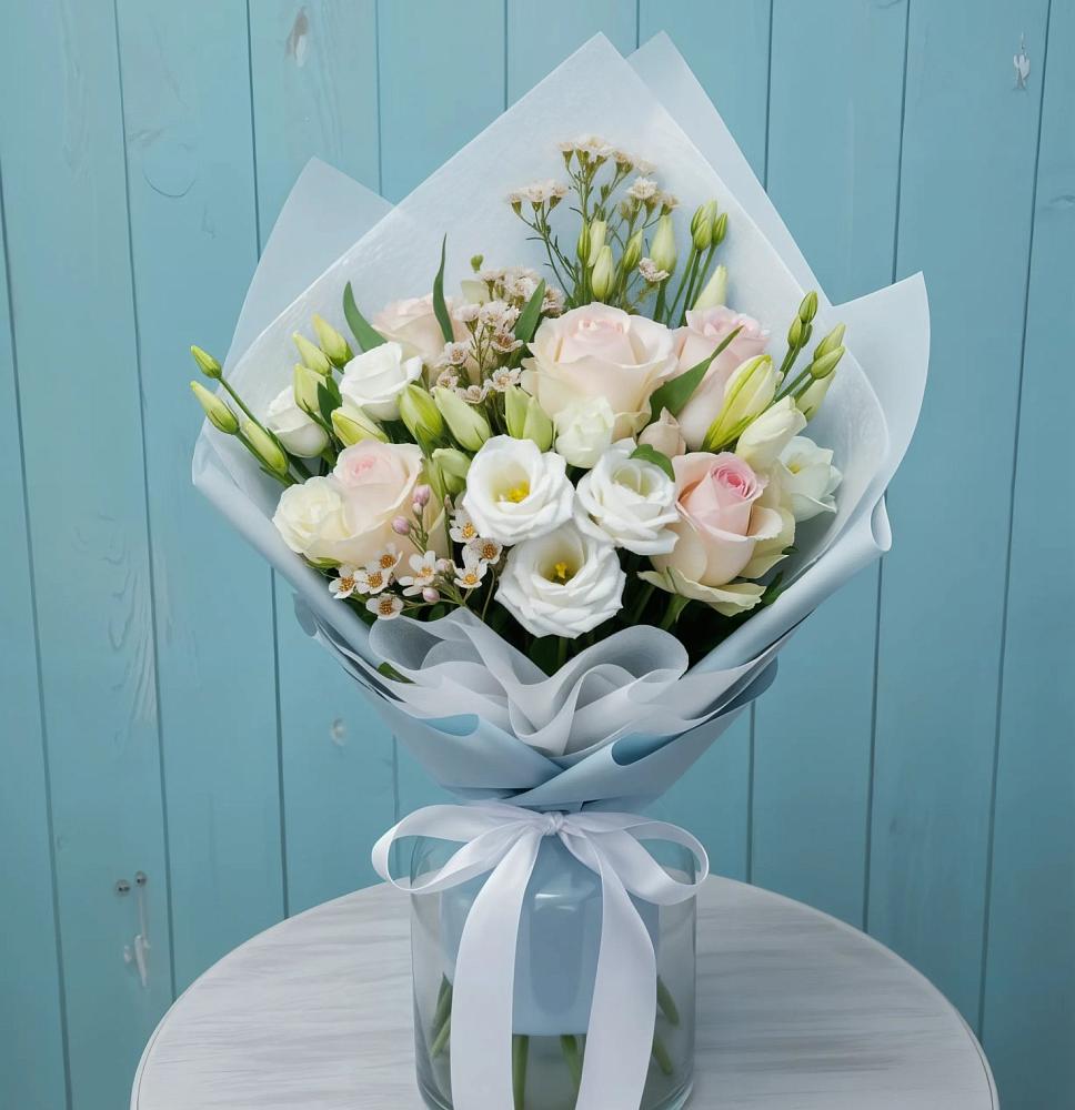 Букет цветов из: Розы и Лизиантусы в Ярополец