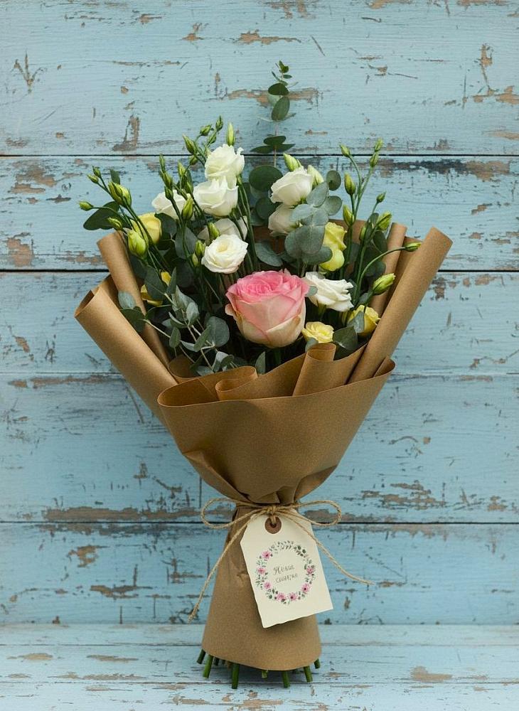 Букет цветов из: Розы и Лизиантусы в Ярополец