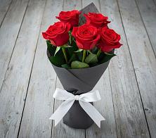 Букет 5 Красных роз Эдлесс Лав в Ярополец