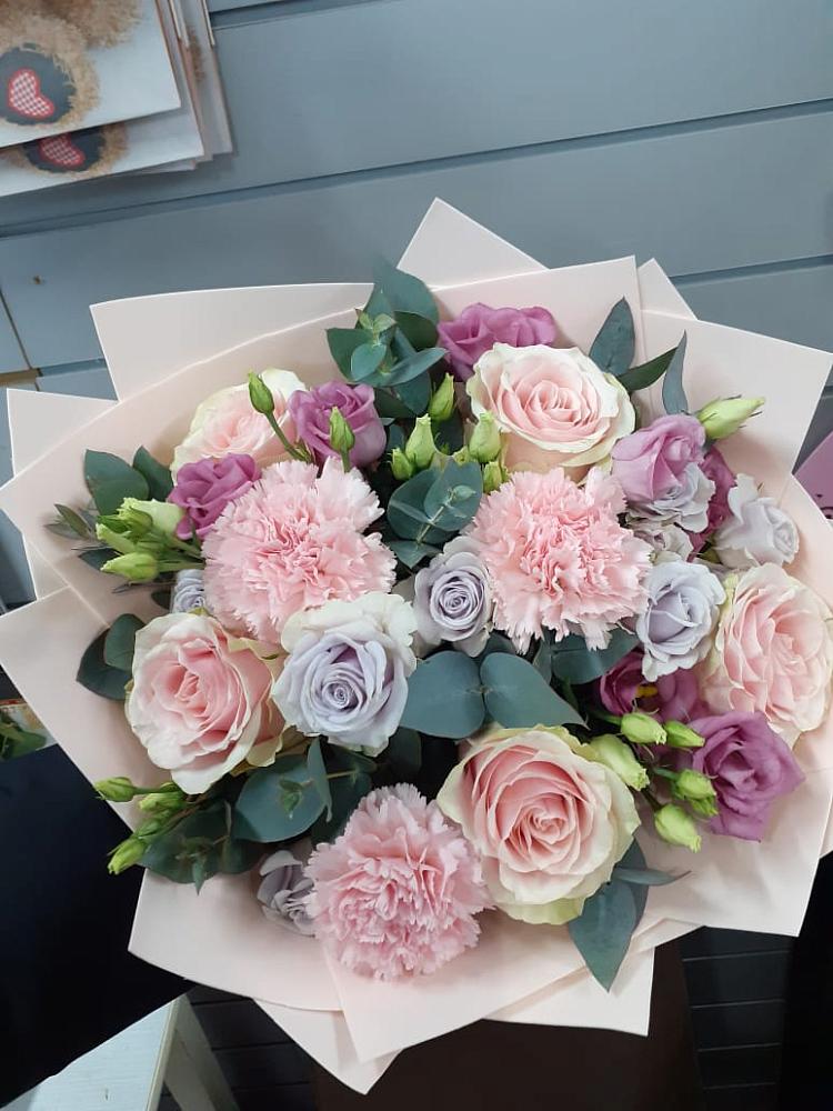 Букет цветов из: Розы, Гвоздики и Лизиантусы в Ярополец