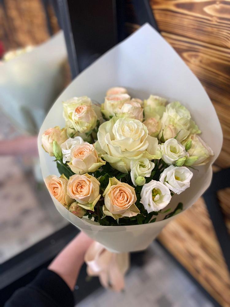 Букет цветов из: Розы и Лизиантусы в Ярополец